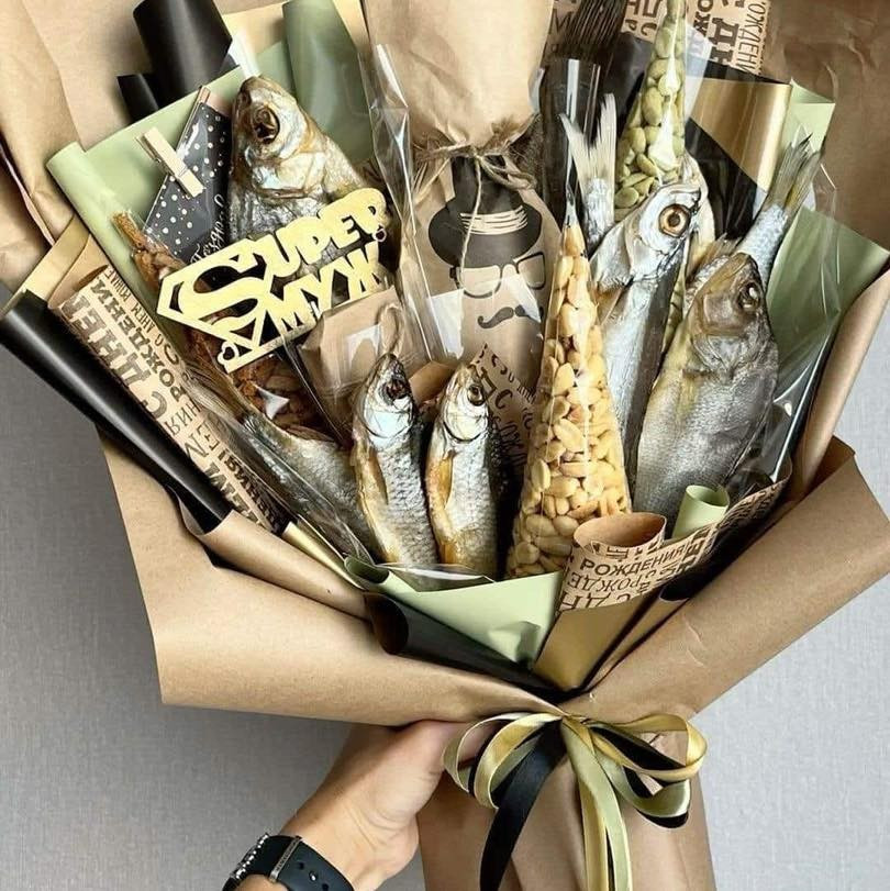 Dành tặng cho những cô nàng cá tính, thích đồ ăn vặt hoặc có gu thưởng thức bia/rượu riêng. Bó hoa gồm cá khô, lạc (đậu phộng), và các món ăn kèm độc đáo.