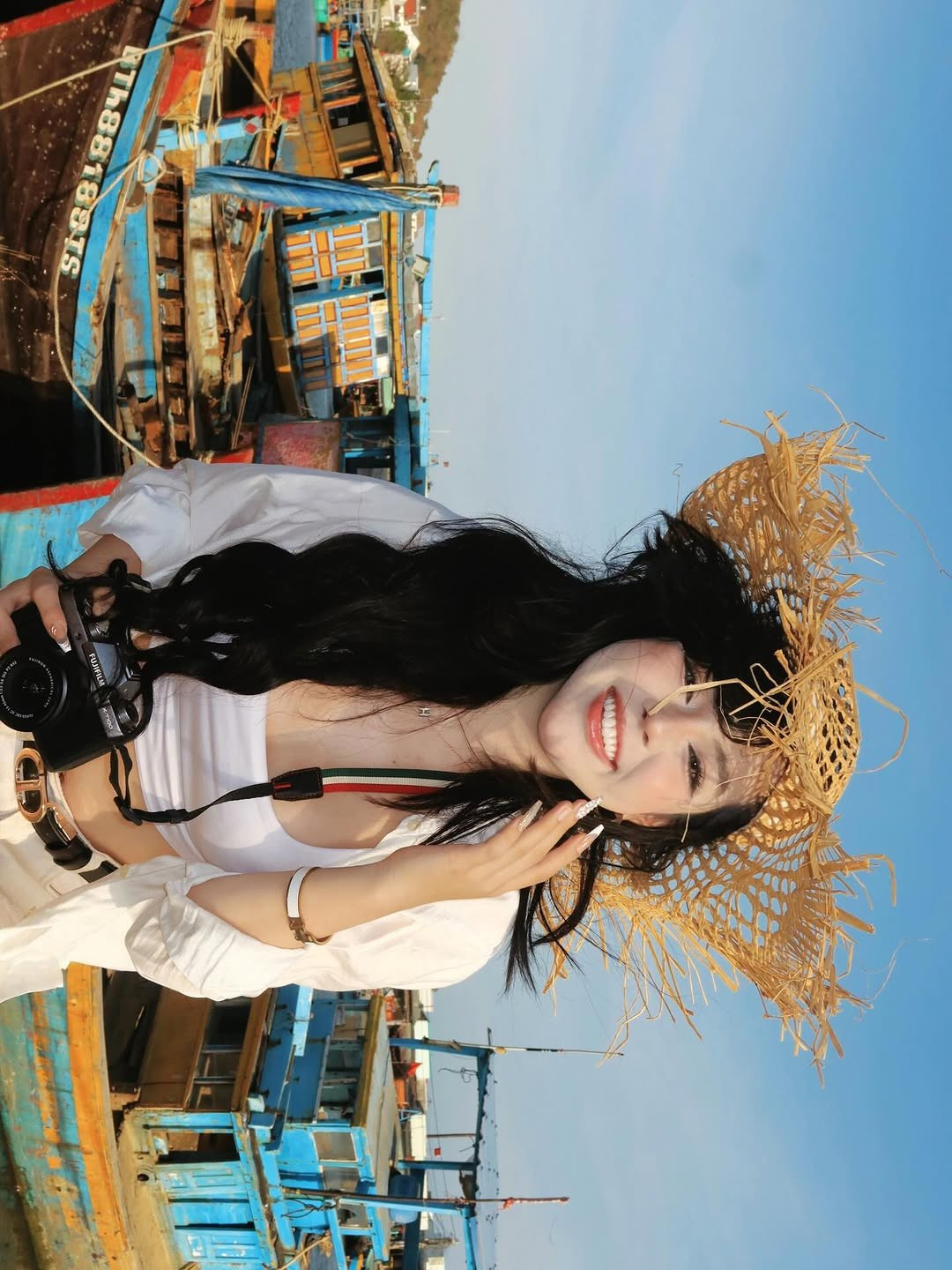 Điểm nhấn của bộ trang phục chính là chiếc mũ cói rộng vành với những sợi tua rua tinh nghịch, tạo nên vẻ ngoài vừa phóng khoáng, vừa đậm chất "nàng thơ" của biển cả. (Ảnh: IGNV)