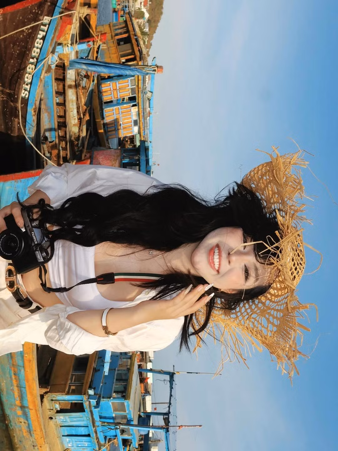 Điểm nhấn của bộ trang phục chính là chiếc mũ cói rộng vành với những sợi tua rua tinh nghịch, tạo nên vẻ ngoài vừa phóng khoáng, vừa đậm chất "nàng thơ" của biển cả. (Ảnh: IGNV)