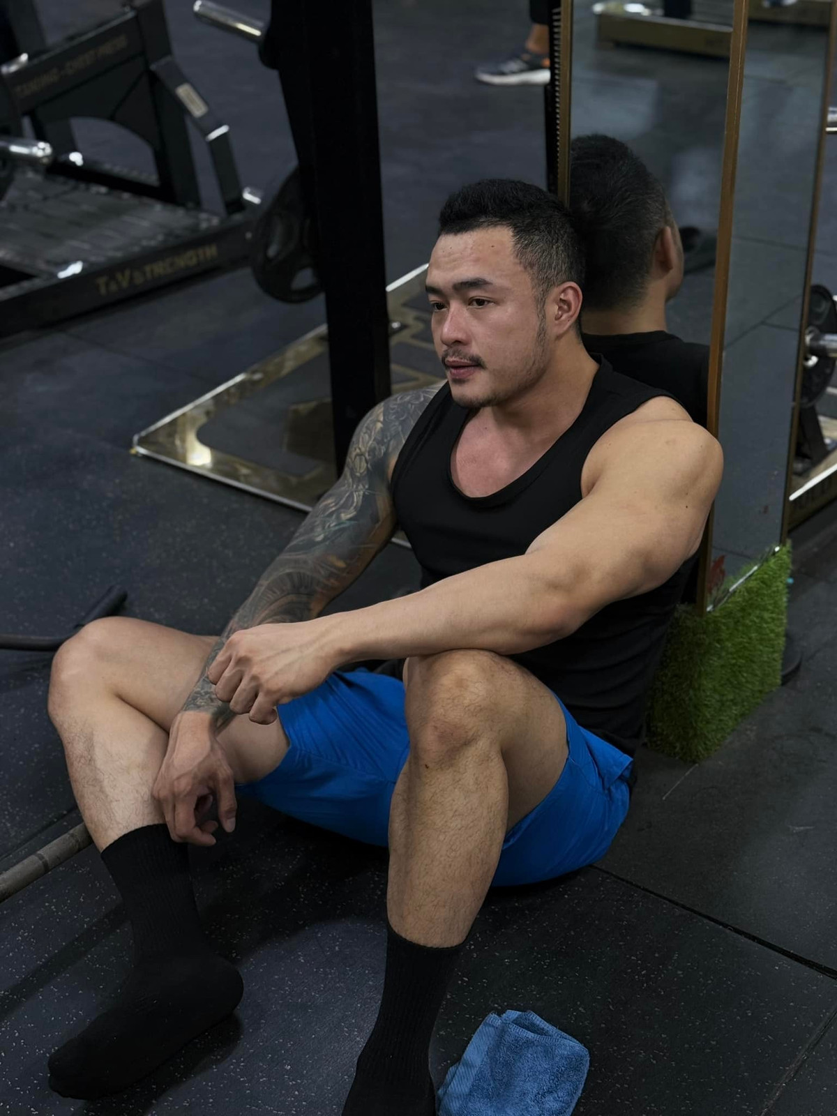 "Chị Phiến" tên thật là Lê Khuyến Dương (sinh năm 1992), là một nhà sáng tạo nội dung có sức ảnh hưởng lớn trên nền tảng TikTok với hàng trăm ngàn lượt theo dõi. Khán giả vốn đã quá quen thuộc với một Khuyến Dương duyên dáng, hay xuất hiện trong các video tiểu phẩm hài hước hoặc các phiên livestream đầy năng lượng.