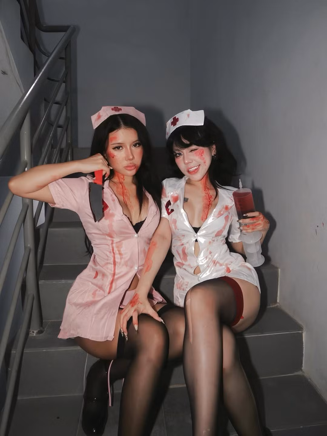 Trong khi đó Bảo Khuyên Susan (váy trắng) không hề kém cạnh khi chọn chiếc xi-lanh khổng lồ chứa đầy "máu" làm đạo cụ, ánh mắt sắc lạnh và lớp hóa trang ma mị khiến người xem không khỏi rùng mình. (Ảnh: IG @xun.ca_)