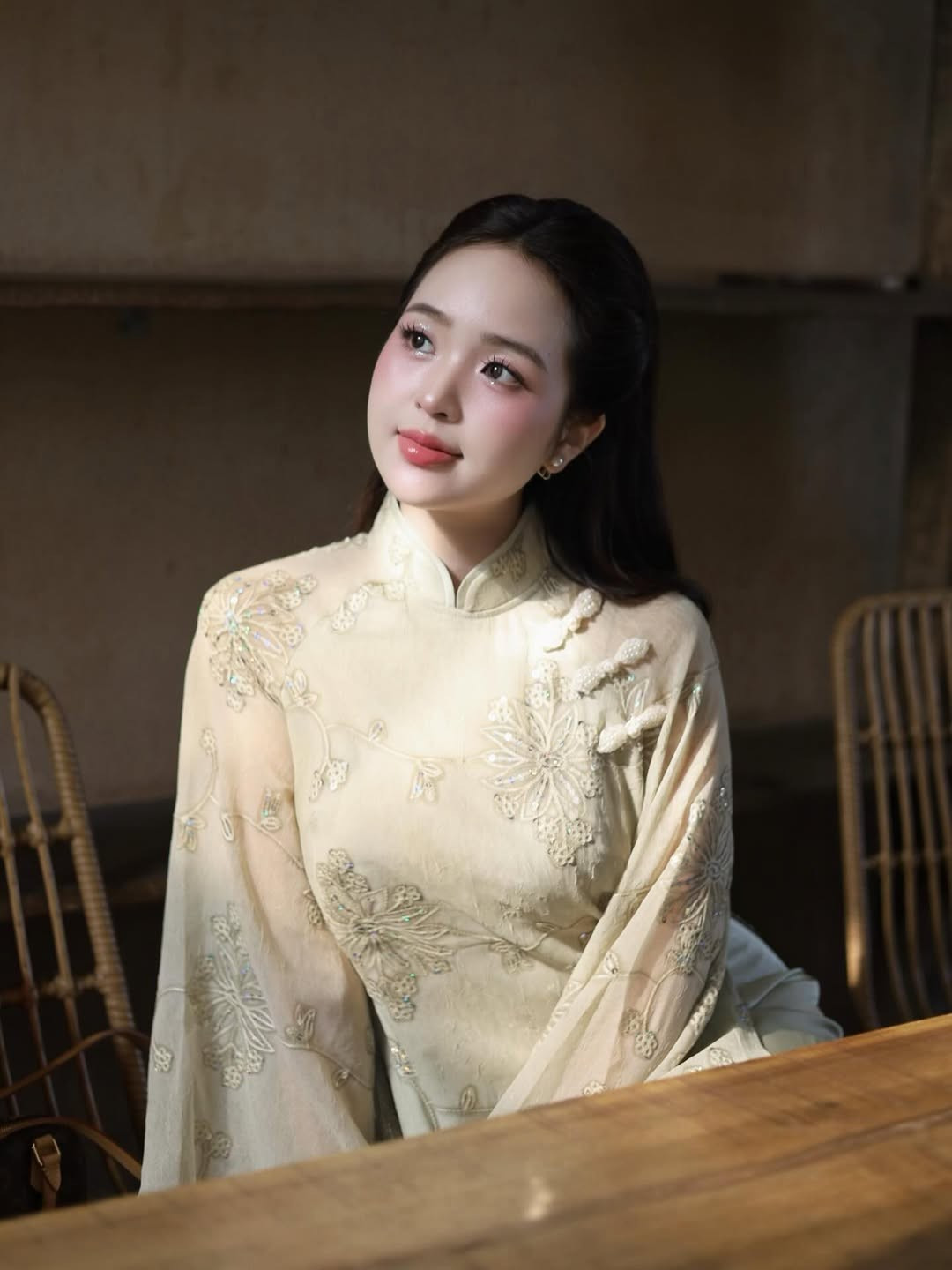 Những ngày cận Tết, rất nhiều cô nàng đã nhanh chóng gia nhập đường đua áo dài, mỗi người mỗi vẻ tạo nên không khí rộn ràng, vui tươi trên mạng xã hội, trong đó có nàng hot girl Hà thành Lê Phương Anh. (Ảnh: IGNV)