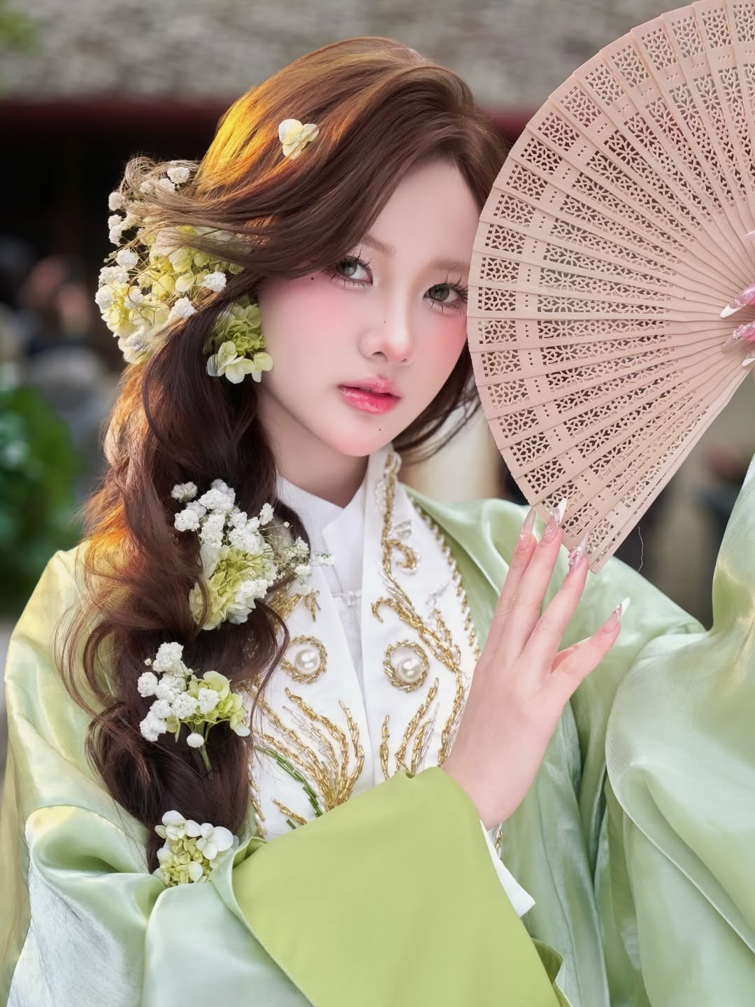 Vải lụa cao cấp có độ bóng nhẹ, tạo độ rủ mềm mại, giúp tôn lên vóc dáng mảnh mai nhưng vẫn giữ được nét kín đáo, chuẩn mực của phụ nữ Việt xưa. (Ảnh: IGNV)