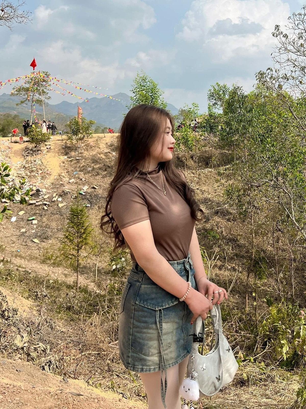 Tháng 9/2024, cái tên Mua Thị Dua lại một lần nữa "chiếm sóng" mạng xã hội khi cô công khai bộ ảnh cưới lãng mạn. (Ảnh: FBNV)