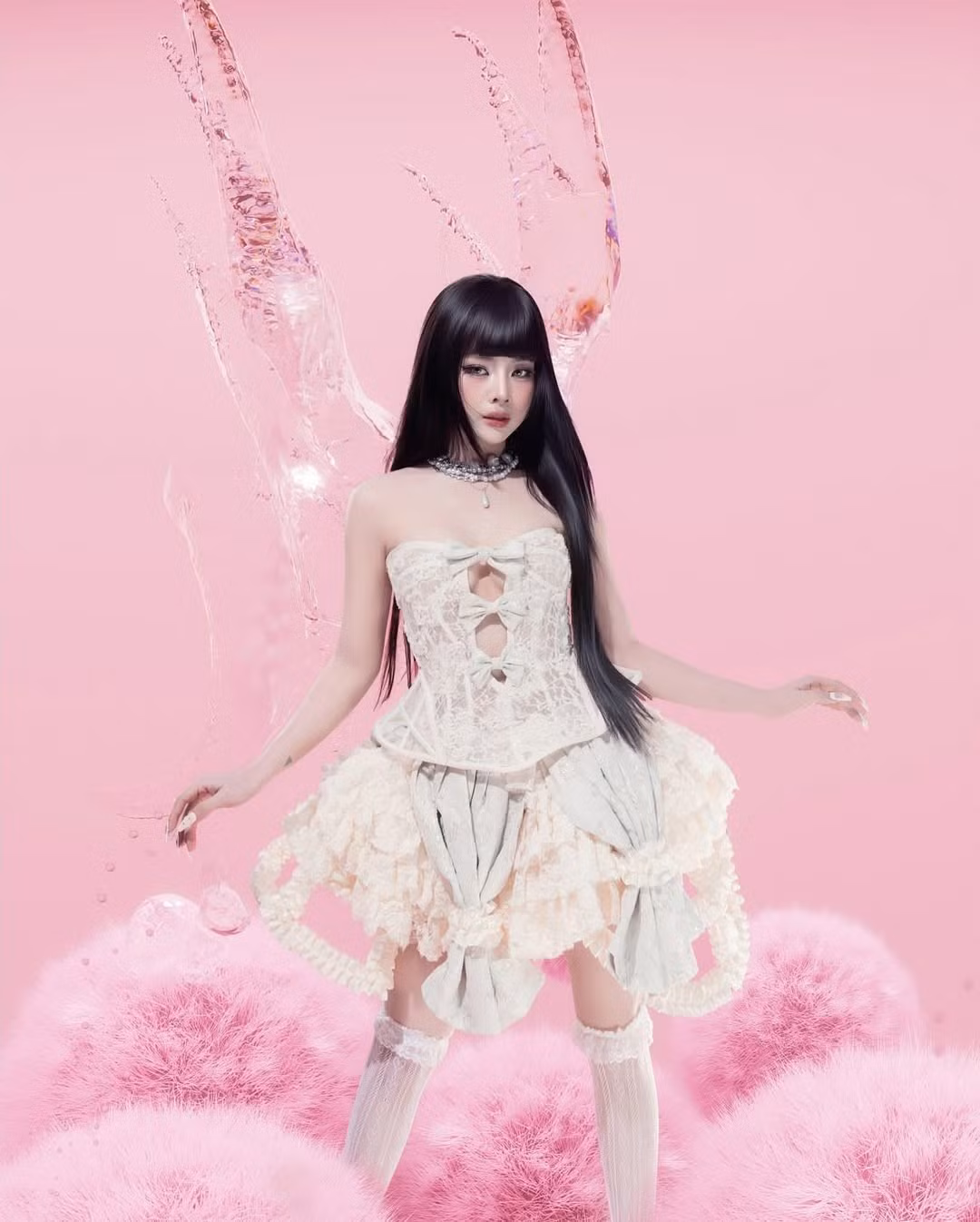 Diện bộ váy ren trắng với thiết kế cut-out tinh tế, kết hợp cùng mái tóc dài suôn mượt và layout trang điểm ngọt ngào, DJ Mie mang đến hình ảnh một “nữ thần tình yêu” vừa mong manh vừa quyến rũ, như bước ra từ truyện cổ tích hiện đại.