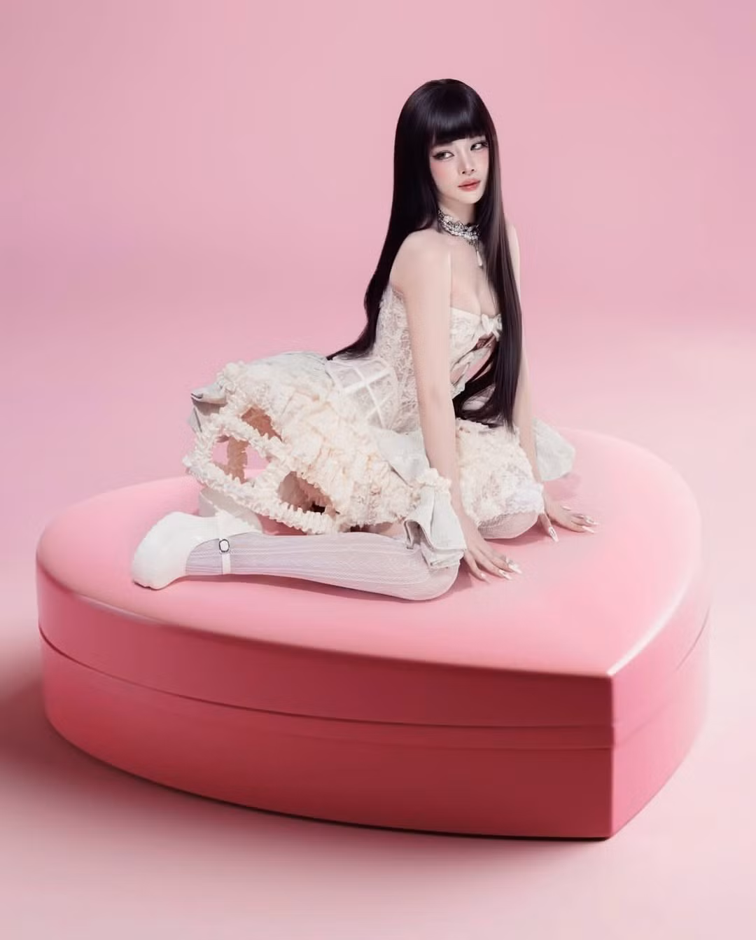 Phụ kiện ngọc trai và tất ren được phối hợp tinh tế giúp tăng thêm phần sang trọng, trong khi thần thái tự tin và ánh nhìn cuốn hút của Mie vẫn là điểm nhấn khó có thể thay thế.