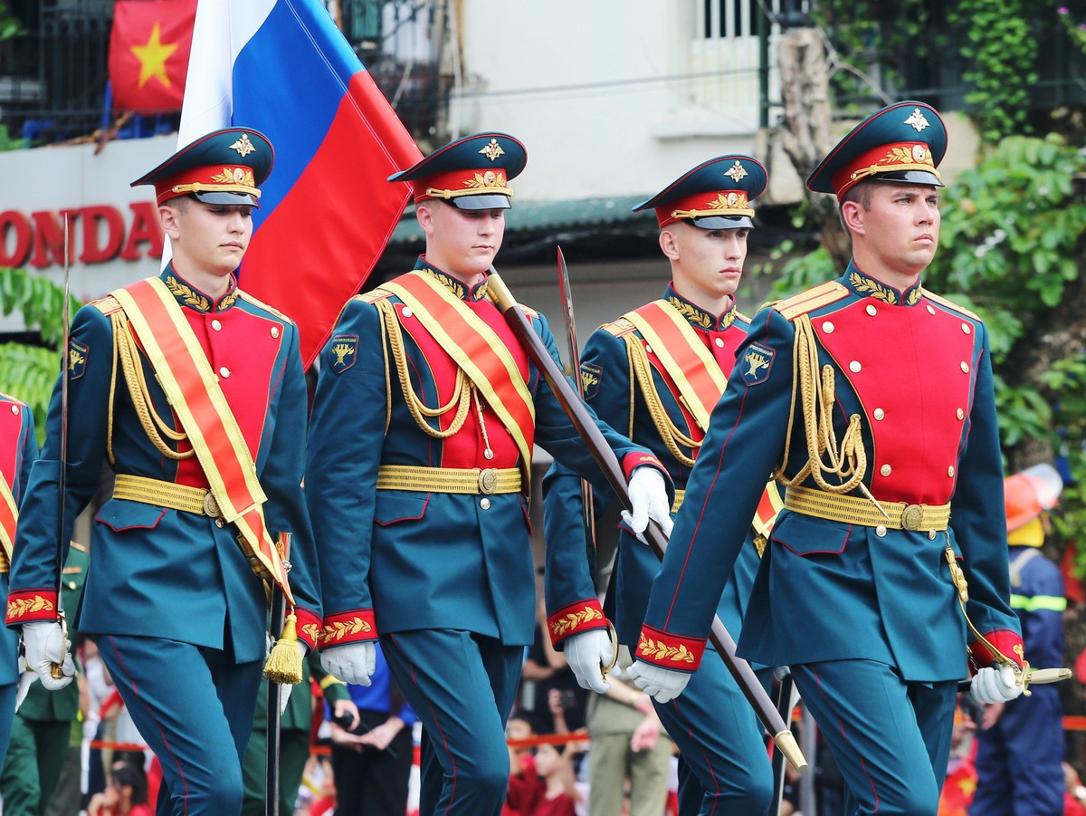 Sau lễ diễu binh, diễu hành kỷ niệm 80 năm Cách mạng Tháng Tám và Quốc khánh Việt Nam 2/9, đoàn quân nhân Nga đã có chuyến du lịch Hạ Long và trở về xứ Bạch Dương. (Ảnh: Thiên Anh)