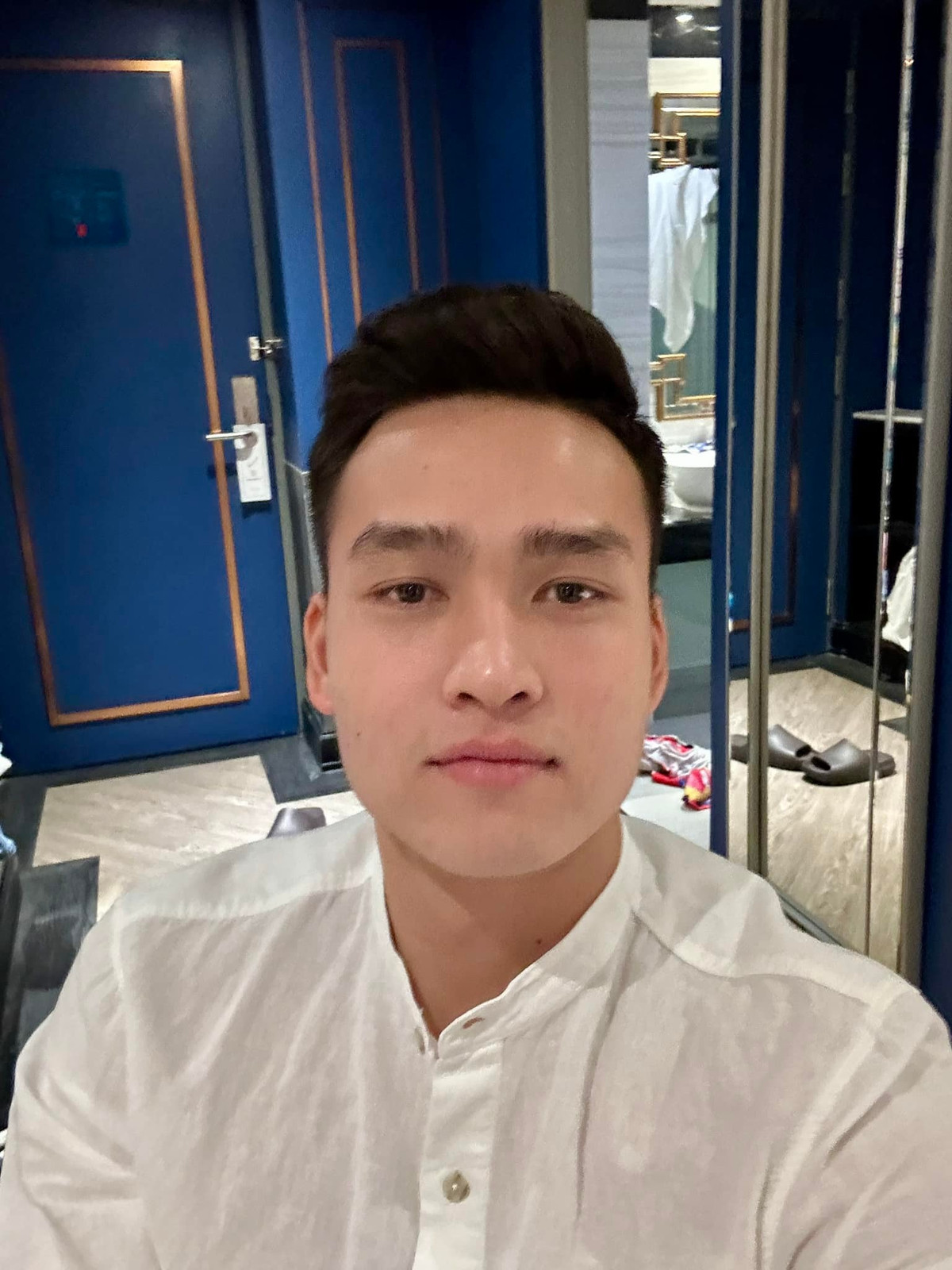 Không chỉ bố mẹ, Việt Anh còn thường xuyên "ting ting" hoặc tặng quà hàng hiệu cho chị gái vào các dịp lễ, Tết. (Ảnh: Facebook Bùi Hoàng Việt Anh)