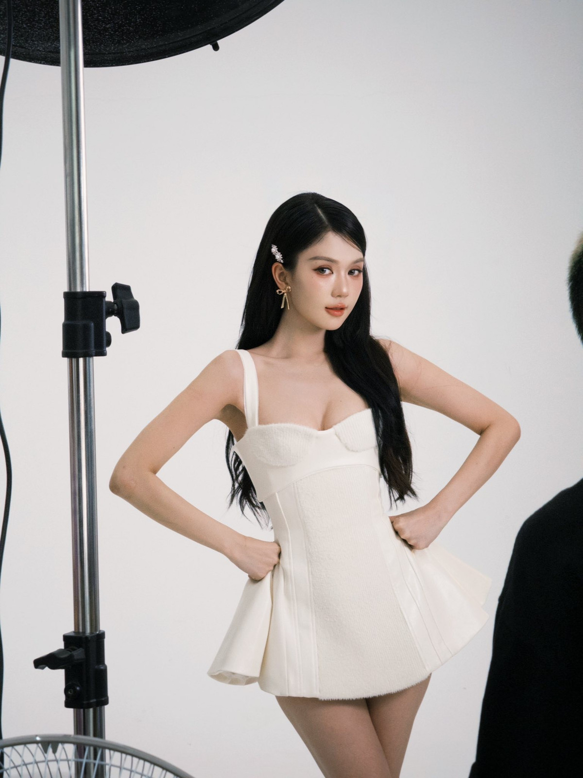 Bình thường, cộng đồng mạng đã quá quen với một Ngọc Trinh gợi cảm, quyến rũ đến từng cen-ti-met.