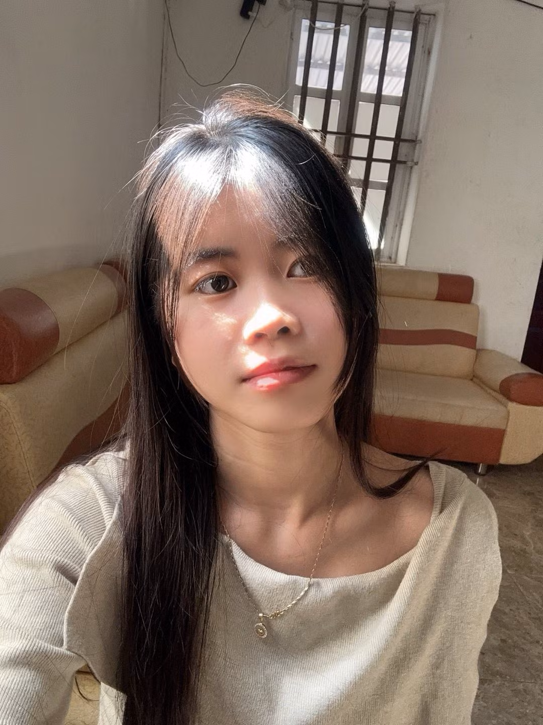 Sự "lột xác" này không hoàn toàn là bí mật. Cách đây không lâu, Đồng Thùy Dung đã thẳng thắn chia sẻ với người hâm mộ về việc can thiệp thẩm mỹ. (Ảnh: FBNV)