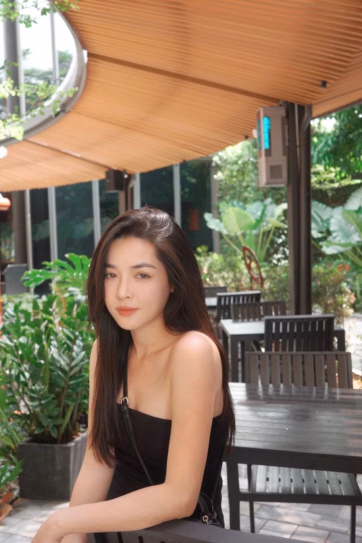 Dù đã trải qua nhiều can thiệp "dao kéo" trên gương mặt, các đường nét của Thanh Quỳnh vẫn rất tự nhiên, không hề đơ cứng. Gương mặt cô vẫn giữ được sự hài hòa, thanh tú, khó có thể nhận ra dấu vết của phẫu thuật thẩm mỹ. (Ảnh: FBNV)