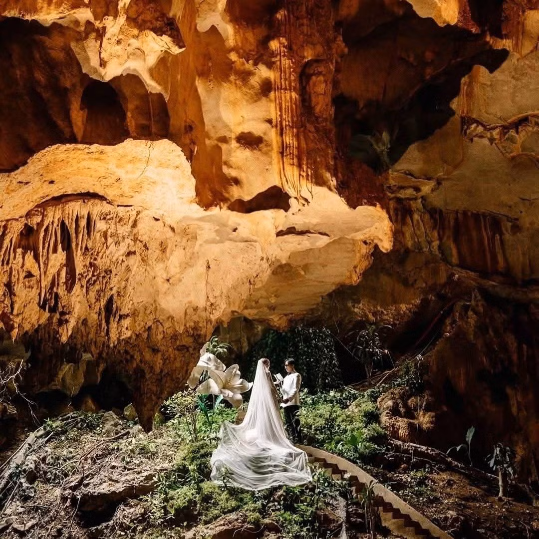 Đáng chú ý nhất là những bông hoa Ly khổng lồ, trắng muốt - biểu tượng của sự thanh khiết, kiêu hãnh và lời hẹn ước vĩnh cửu được đặt trang trọng bên cạnh đôi uyên ương. (Ảnh: Niên và Katia)