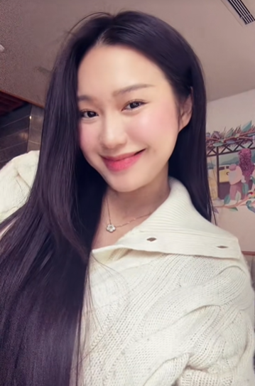 Trong video, Doãn Hải My xuất hiện với phong cách nhẹ nhàng, tinh tế. Chỉ cần nở nụ cười tươi tắn đúng lúc lời thoại vang lên, cô nàng đã khoe trọn chiếc má lúm đồng tiền duyên dáng "nhìn sơ là thấy". (Ảnh: Tiktok @_doanhaimy)