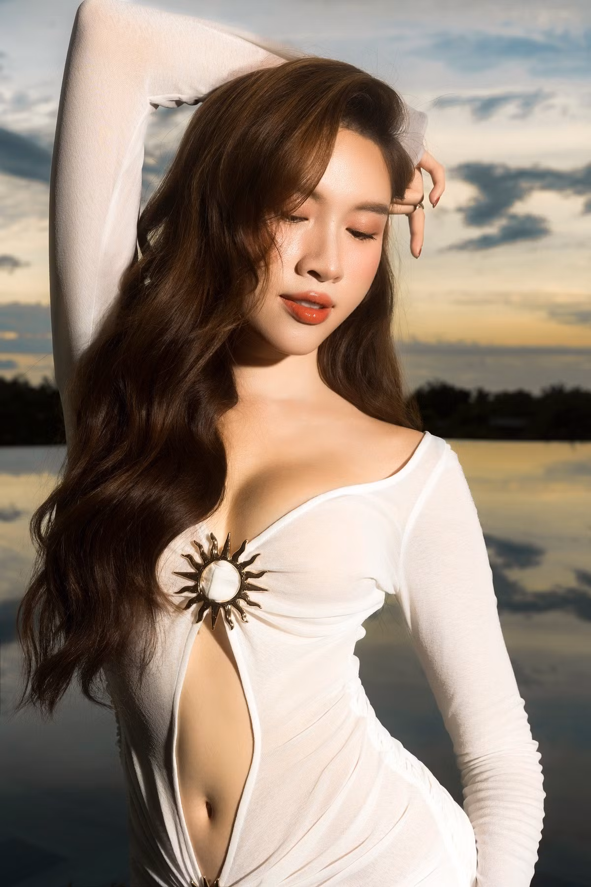 Cô còn khéo léo phối cùng túi xách và giày cao gót tông nâu trầm, tạo sự cân bằng và sang trọng cho bộ cánh.