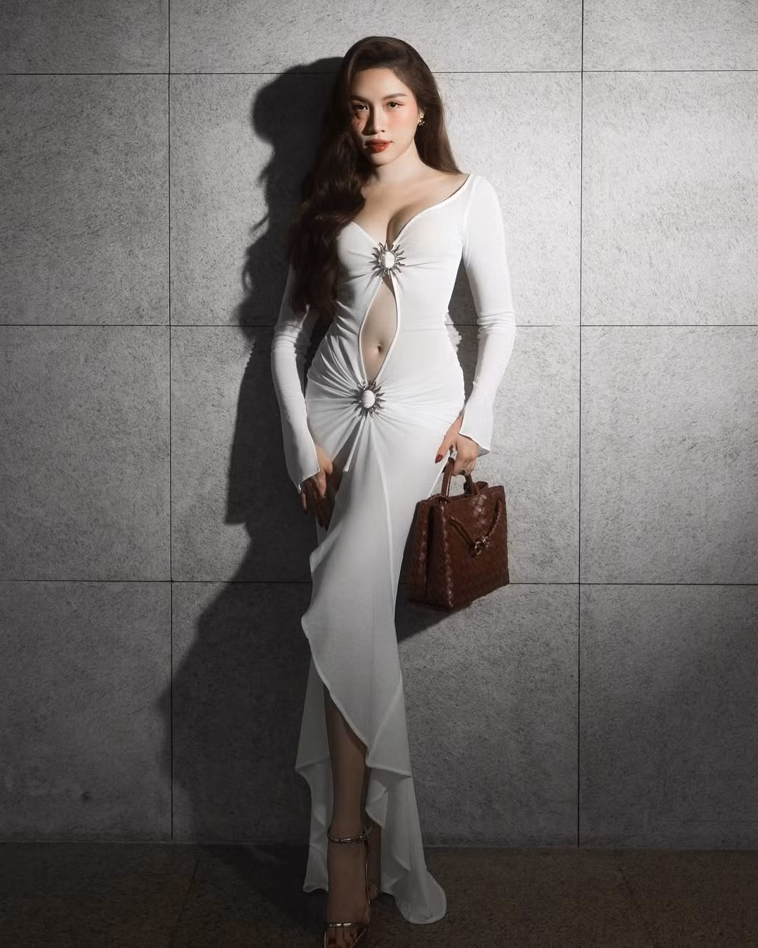 Thanh Thanh Huyền không chỉ gây ấn tượng với trang phục mà còn bởi thần thái tự tin, chuyên nghiệp khi tạo dáng trước ống kính. Cô luôn biết cách khai thác tối đa lợi thế hình thể và biến hóa biểu cảm để cho ra những bức ảnh đẹp nhất.