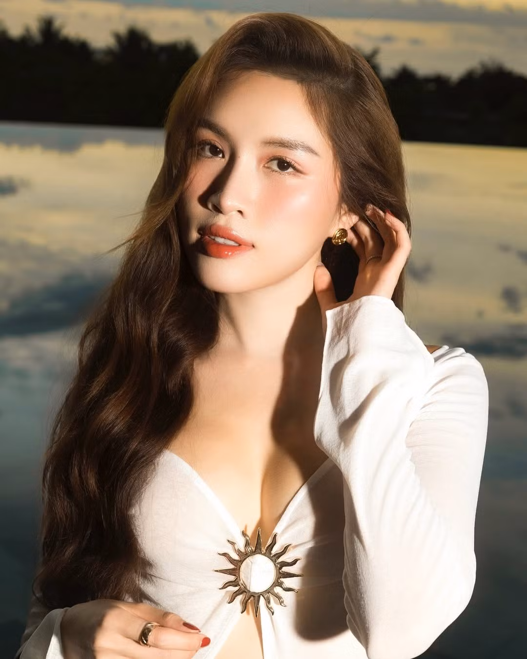 Mái tóc dài bồng bềnh uốn xoăn nhẹ nhàng, kết hợp cùng tông trang điểm nhẹ nhàng nhưng vẫn đủ sức nhấn nhá vào đôi môi quyến rũ và ánh mắt thu hút, giúp Thanh Thanh Huyền tỏa sáng rạng rỡ.