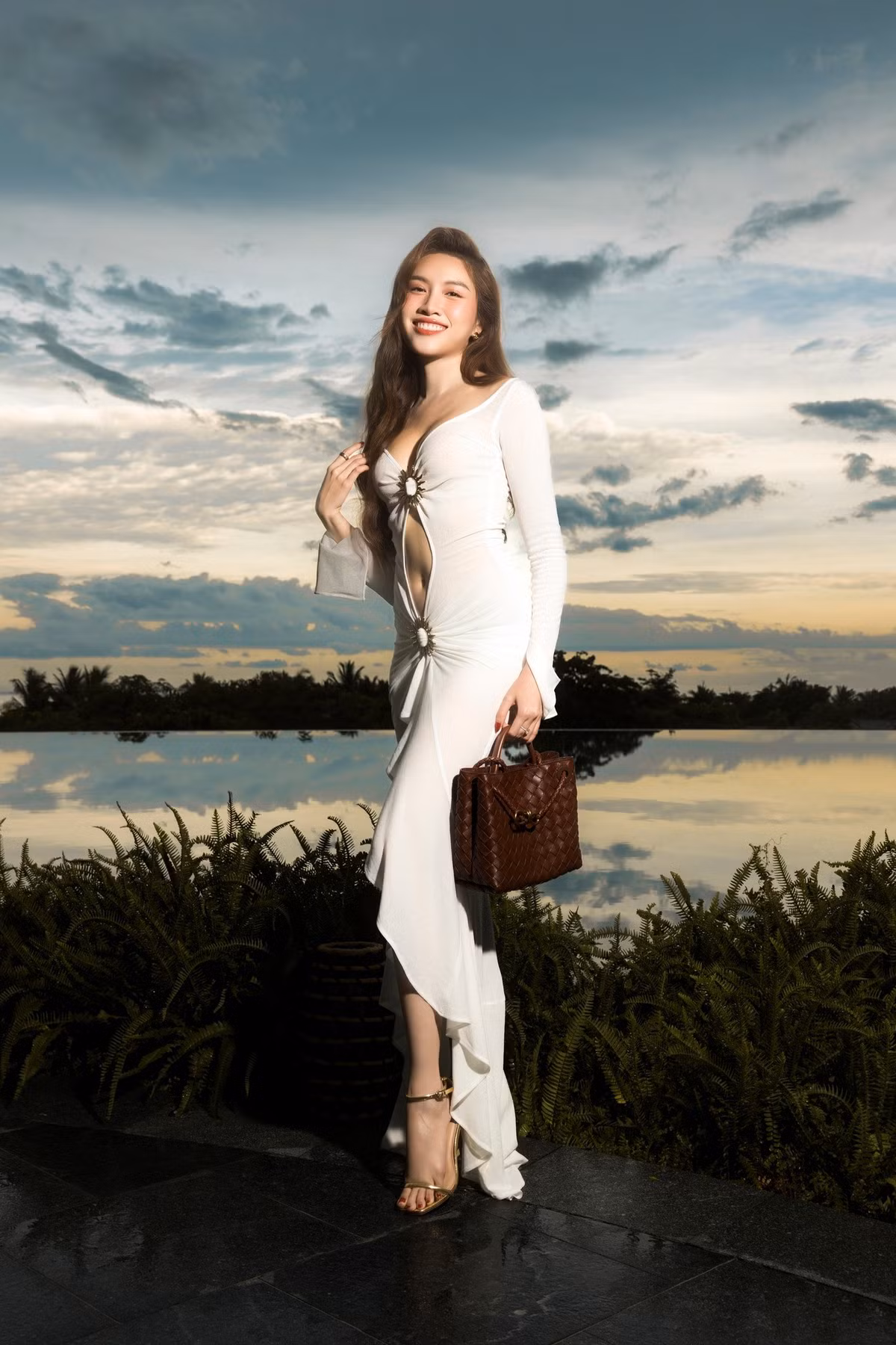 Mới đây, MC Thanh Thanh Huyền đã trở thành tâm điểm chú ý khi xuất hiện tại một sự kiện thời trang với bộ váy cắt xẻ vô cùng táo bạo và quyến rũ. Nữ MC không chỉ khoe trọn vóc dáng nóng bỏng mà còn thể hiện thần thái tự tin, cuốn hút.