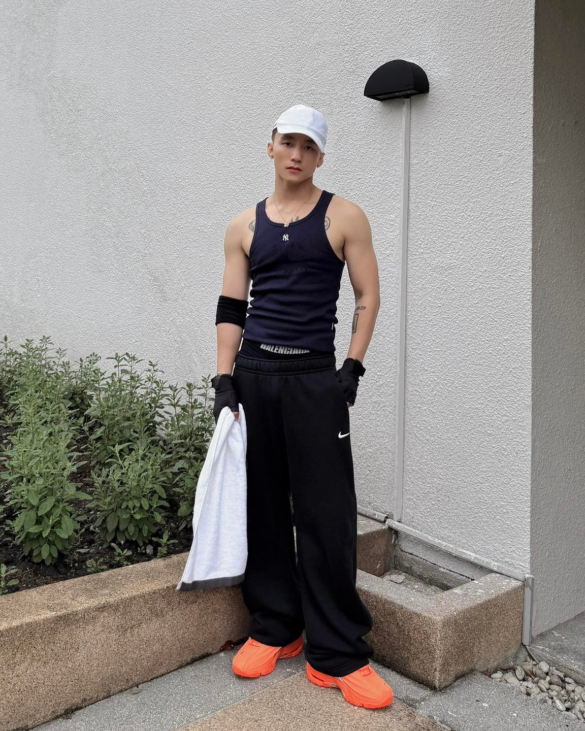 Không rõ "em" nào được nhắc đến trong dòng trạng thái, thế nhưng ở phần bình luận, rất nhiều fan nữ đã nhanh chóng "nhận vội". Thậm chí nhiều người còn gọi vui Sơn Tùng là "chồng yêu".