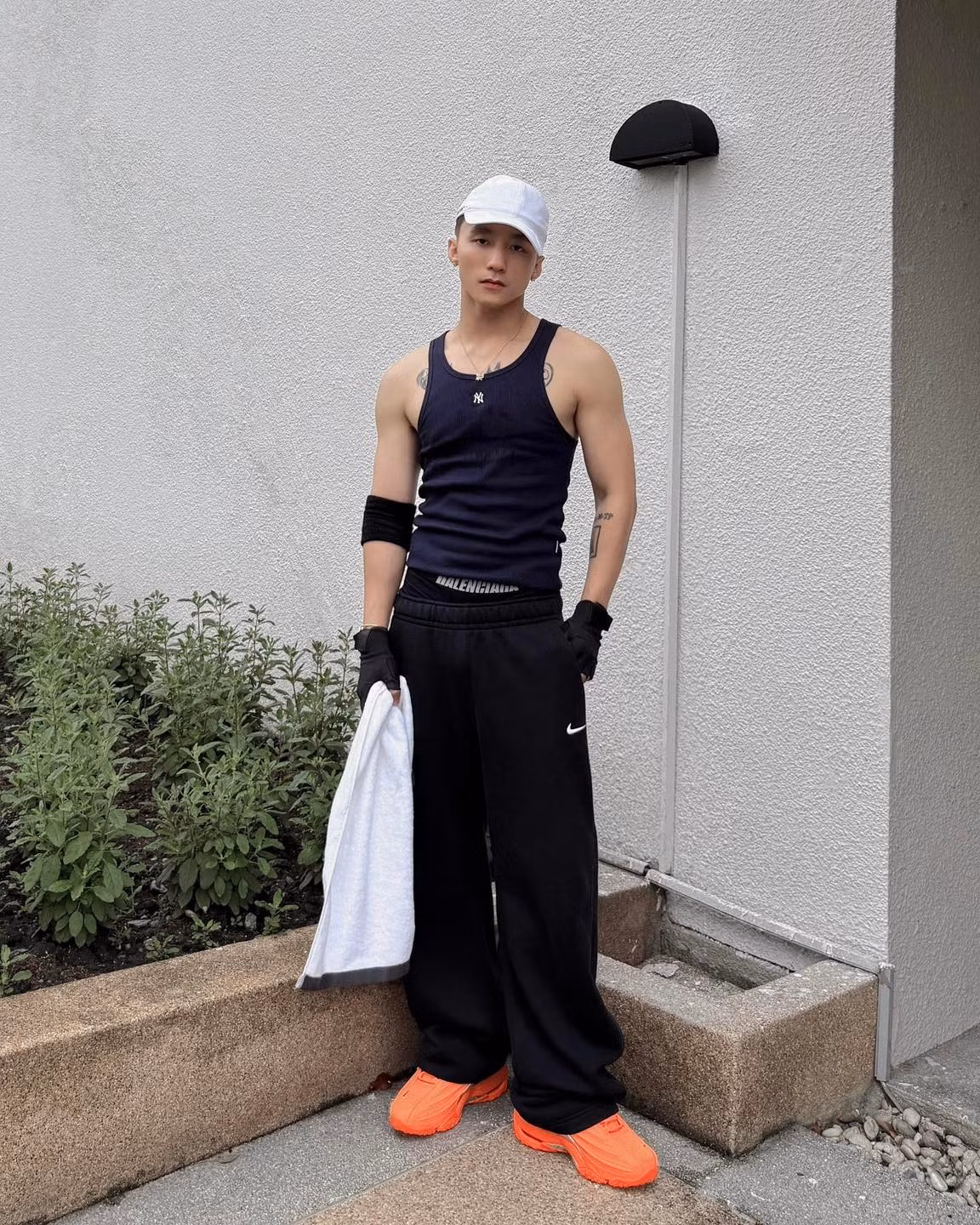 Không rõ "em" nào được nhắc đến trong dòng trạng thái, thế nhưng ở phần bình luận, rất nhiều fan nữ đã nhanh chóng "nhận vội". Thậm chí nhiều người còn gọi vui Sơn Tùng là "chồng yêu".