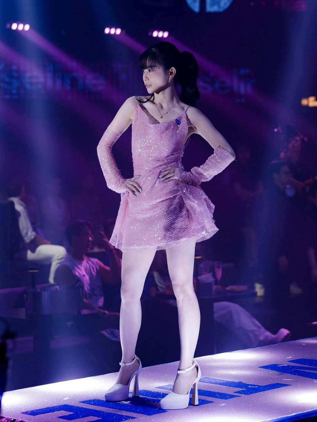 Điểm nhấn đặc biệt chính là đôi găng tay dài cùng chất liệu lấp lánh với váy, tạo nên một tổng thể "ton-sur-ton" cực kỳ bắt mắt và sành điệu. (Ảnh: IGNV)