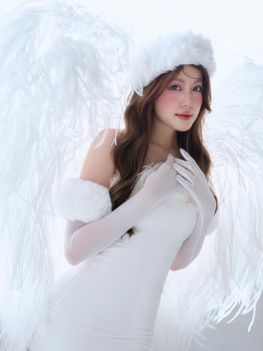 Màu son hồng đào ngọt ngào cùng lớp bóng nhẹ hoàn thiện vẻ ngoài trong veo như sương mai. (Ảnh: IGNV)