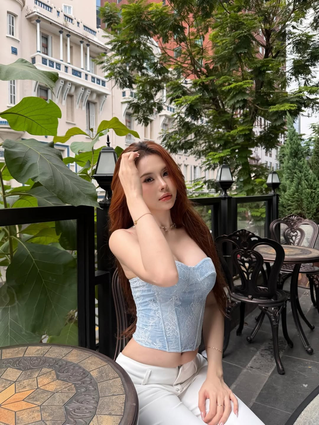 Sự nghiệp kinh doanh thuận lợi cùng sức ảnh hưởng lớn trên mạng xã hội giúp cô có nền tảng tài chính vững chắc, tự sắm xe, mua đồ hiệu ở tuổi đời còn rất trẻ. (Ảnh: IGNV)