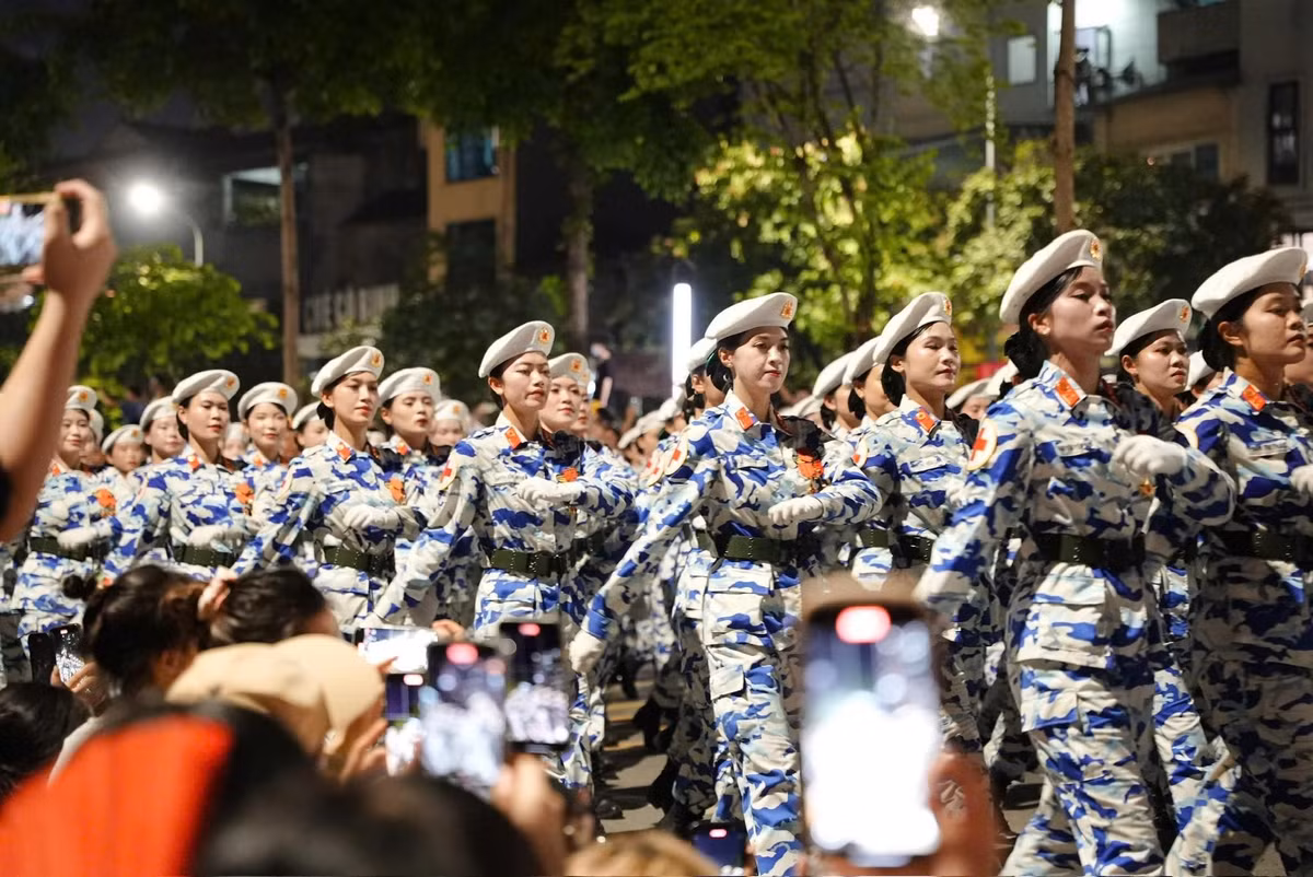 Các Khối nữ trong những lần hợp luyện, sơ duyệt diễu binh, diễu hành kỷ niệm 80 năm Cách mạng Tháng Tám và Quốc khánh 2/9 đã để lại ấn tượng mạnh với người dân. (Ảnh: FBNV)