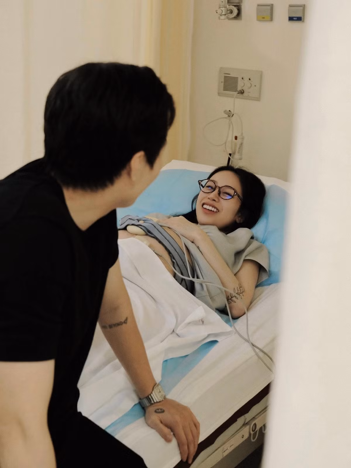 Từ khi có ba con, Joyce tập trung nhiều hơn vào chăm sóc và nuôi dạy các bé, thi thoảng đăng tải những khoảnh khắc đời thường lên mạng xã hội.