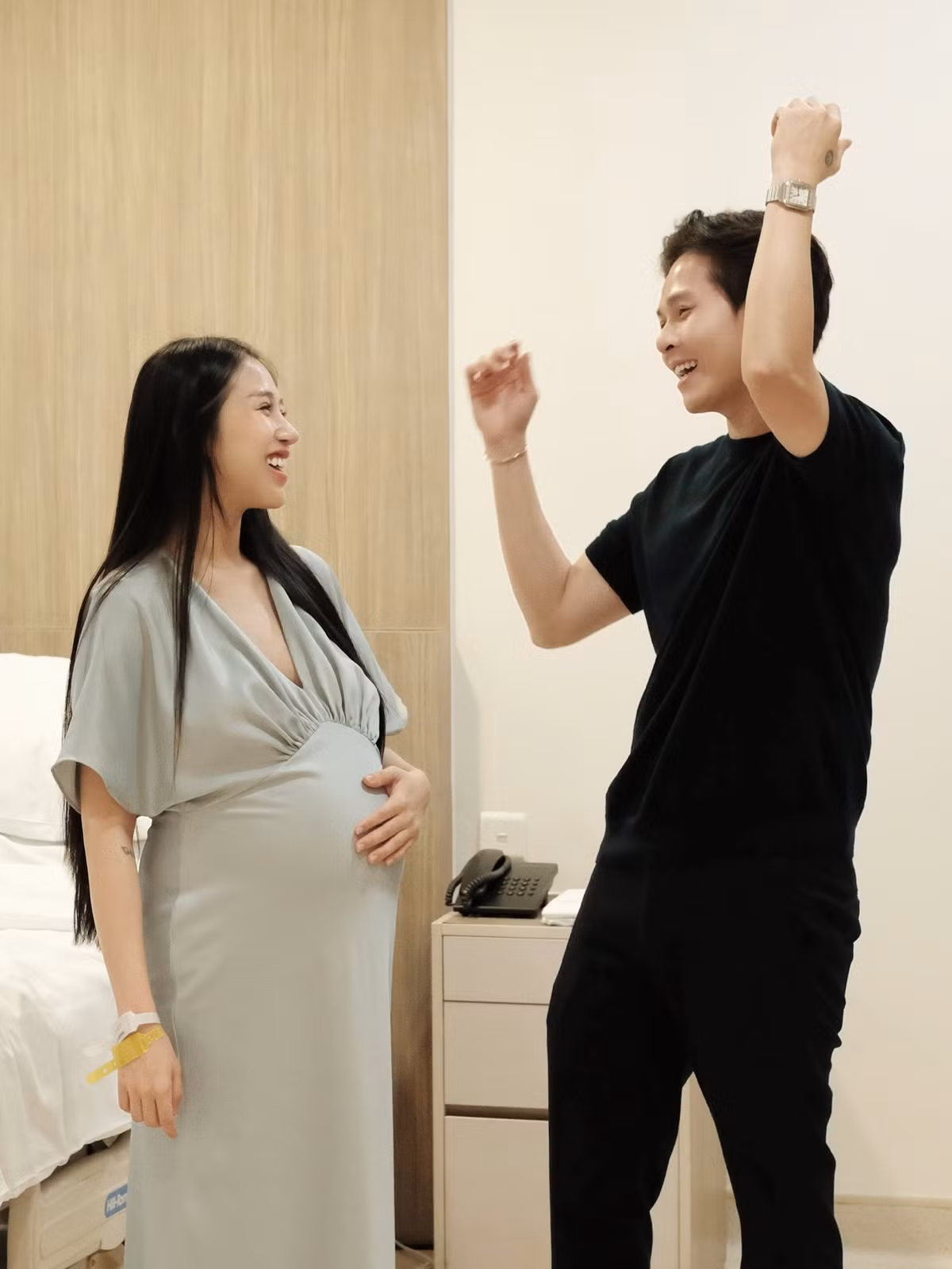 Trước đó, Joyce từng tiết lộ cô mang thai lần thứ 4 vào đầu năm 2025 và dự sinh trong tháng 6 cùng năm. Tuy nhiên, đã qua tháng 7, người đẹp vẫn giữ kín chuyện bầu bí và sinh con, khiến công chúng không khỏi quan tâm.