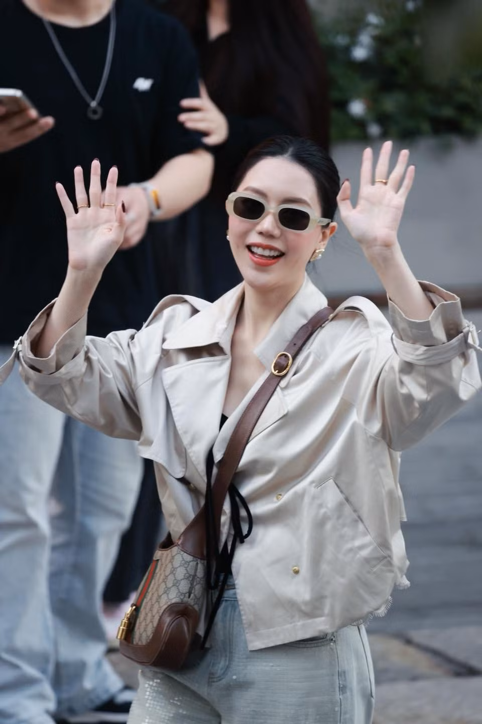 Trong cộng đồng mạng xã hội Trung Quốc, đặc biệt là trên các nền tảng thời trang và đời sống như Xiaohongshu, dịch vụ thuê "trạm tỷ" để chụp ảnh đang trở thành một xu hướng du lịch và trải nghiệm không thể bỏ qua. (Ảnh: FBNV)