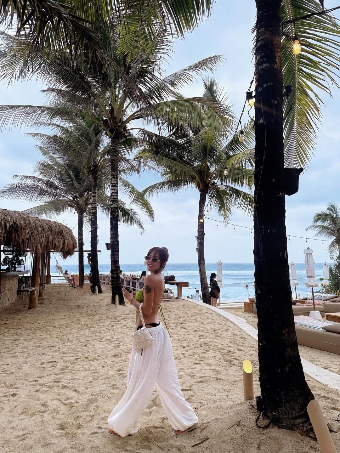 Thay vì làn da trắng sứ quen thuộc, sắc da mật ong óng ả kết hợp cùng lối trang điểm tông nude, nhấn đậm vào đôi mắt giúp Phương Ly toát lên vẻ đẹp nóng bỏng tựa như các mỹ nhân Latin. (Ảnh: IGNV)