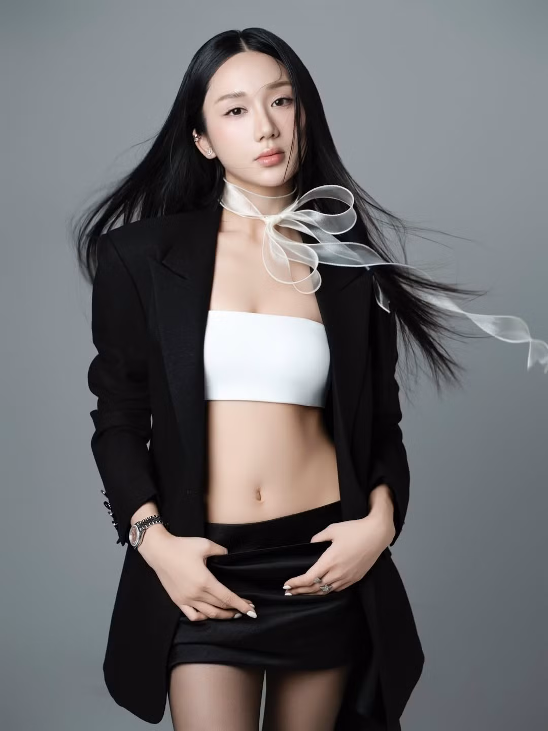 Mina Young (tên thật Nguyễn Thị Nga, sinh năm 1998) được biết đến là một nữ streamer xinh đẹp, có phong cách nữ tính, ngọt ngào. Trong loạt ảnh mới vừa được đăng tải, Mina Young set đồ cá tính và có phần quyến rũ hơn.(Ảnh: IGNV)