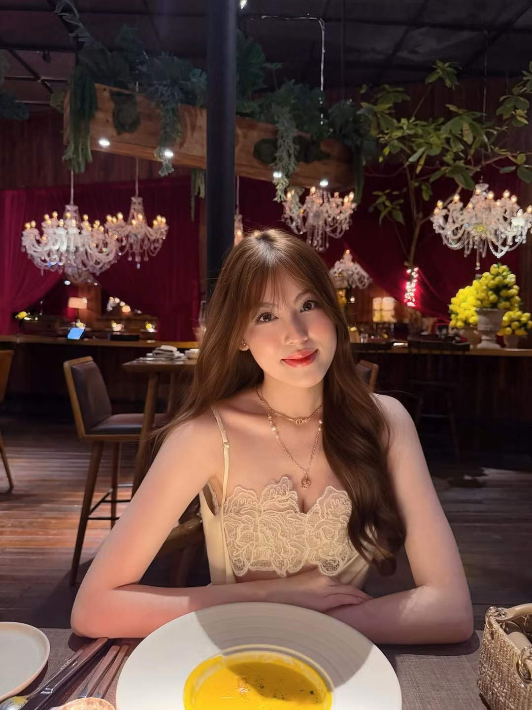 Mặc dù cả hai chưa từng lên tiếng xác nhận, những bằng chứng được người hâm mộ "soi" ra trên mạng xã hội khiến tin đồn này càng được củng cố.(Ảnh: IGNV)