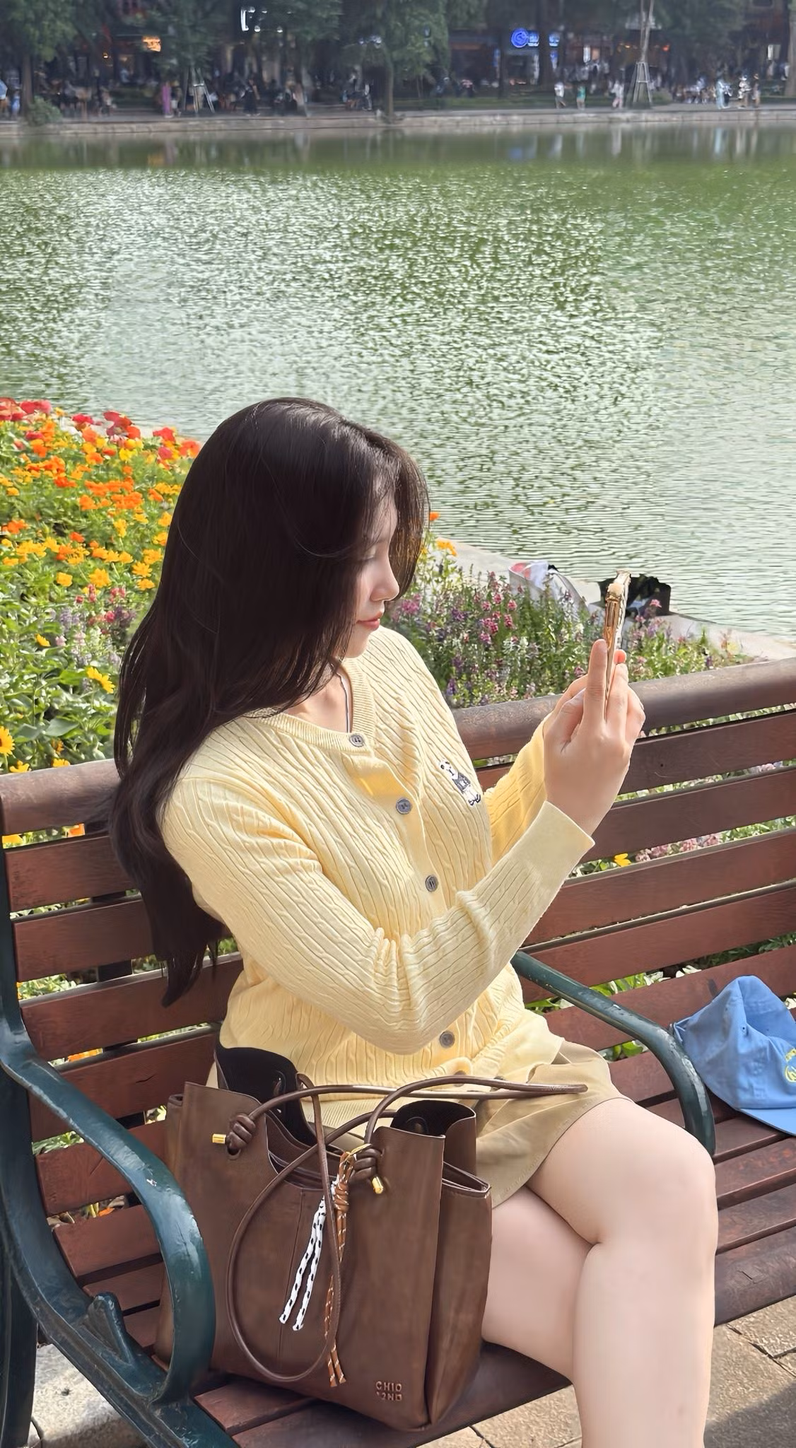 Trên mạng xã hội, nhiều bạn trẻ đã đăng tải "thành quả" là những bức ảnh sống ảo lung linh check-in bên hồ Gươm, lan tỏa những hình ảnh đẹp trên các hội nhóm. (Ảnh: Tổng hợp)