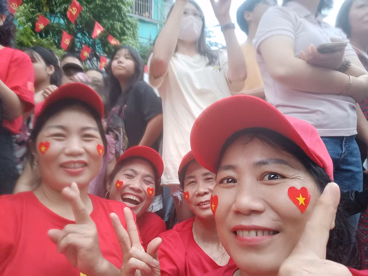 Mặc dù mệt nhọc khi di chuyển đường xa, nhưng các chị rất hào hứng, phấn khởi vì 80 năm mới có 1 ngày trọng đại. Đây cũng là lần đầu tiên các chị có dịp đi xem lễ diễu binh, diễu hành cấp quốc gia.