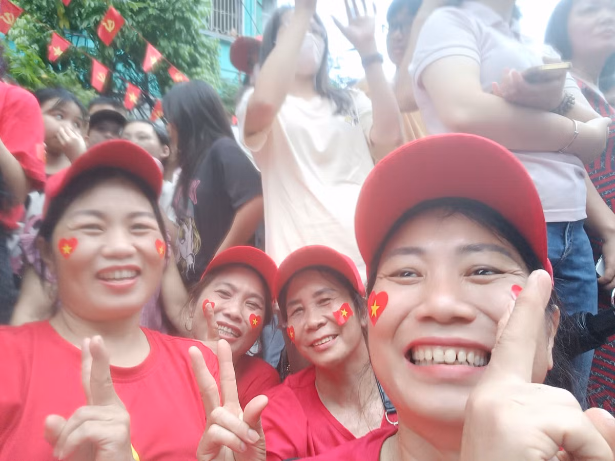 Chị Nguyễn Thị Nhung (54 tuổi đến từ xã Liên Châu, Phú Thọ - bên phải) cho biết, đoàn của chị có 8 người, xuất phát từ 6h sáng di chuyển bằng xe máy lên Hà Nội. Đoàn của chị chờ đợi tại ngã tư An Dương - Thanh Niên từ lúc 2h chiều để xem các đoàn xe quân sự đi qua trong buổi sơ duyệt A80 hôm nay.