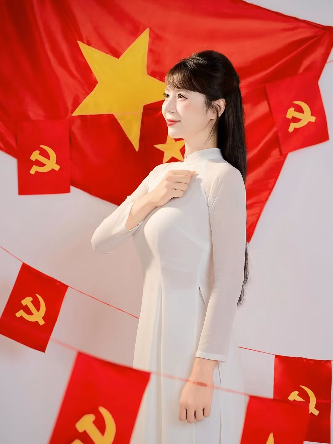 Với nụ cười rạng rỡ và ánh mắt ngập tràn niềm vui, cô đã thể hiện những khoảnh khắc đầy tự hào và thiêng liêng. (Ảnh: IGNV)