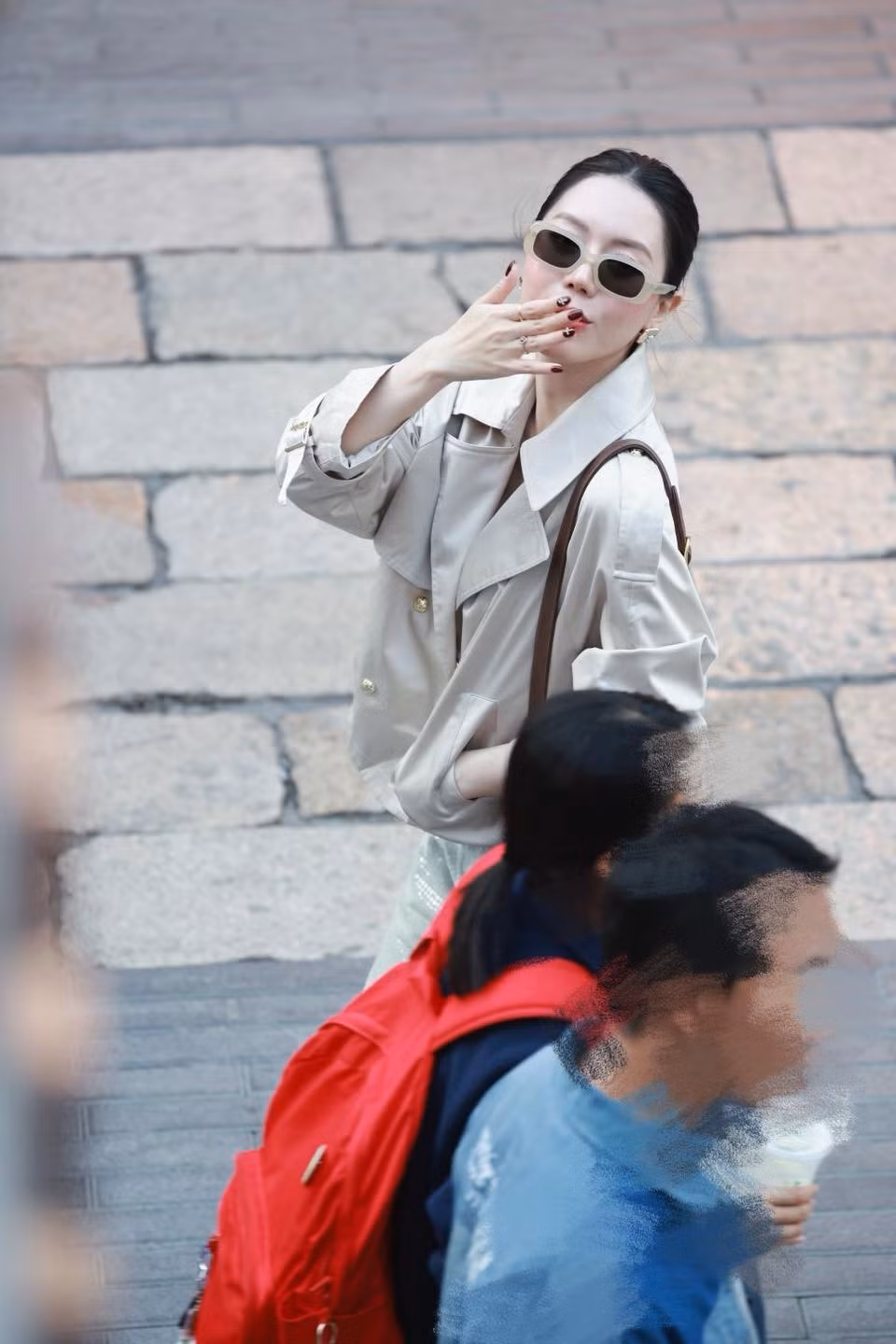 Cô nổi tiếng qua các video review mỹ phẩm chân thật, đánh giá chi tiết về sản phẩm, thu hút lượng lớn người theo dõi nhờ sự uy tín và kiến thức sâu rộng về làm đẹp. (Ảnh: FBNV)