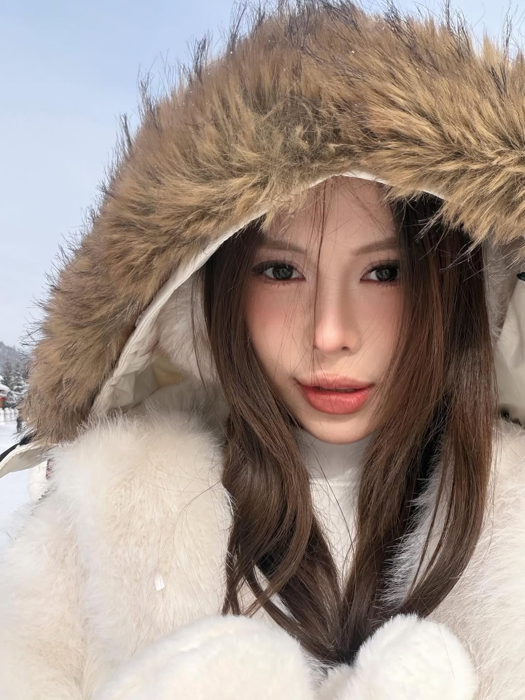 Không chọn những bộ đồ bảo hộ cồng kềnh, Ngân Hà khéo léo khoe trọn đường cong cơ thể với set đồ ôm sát tông màu trắng kem. (Ảnh: IGNV)