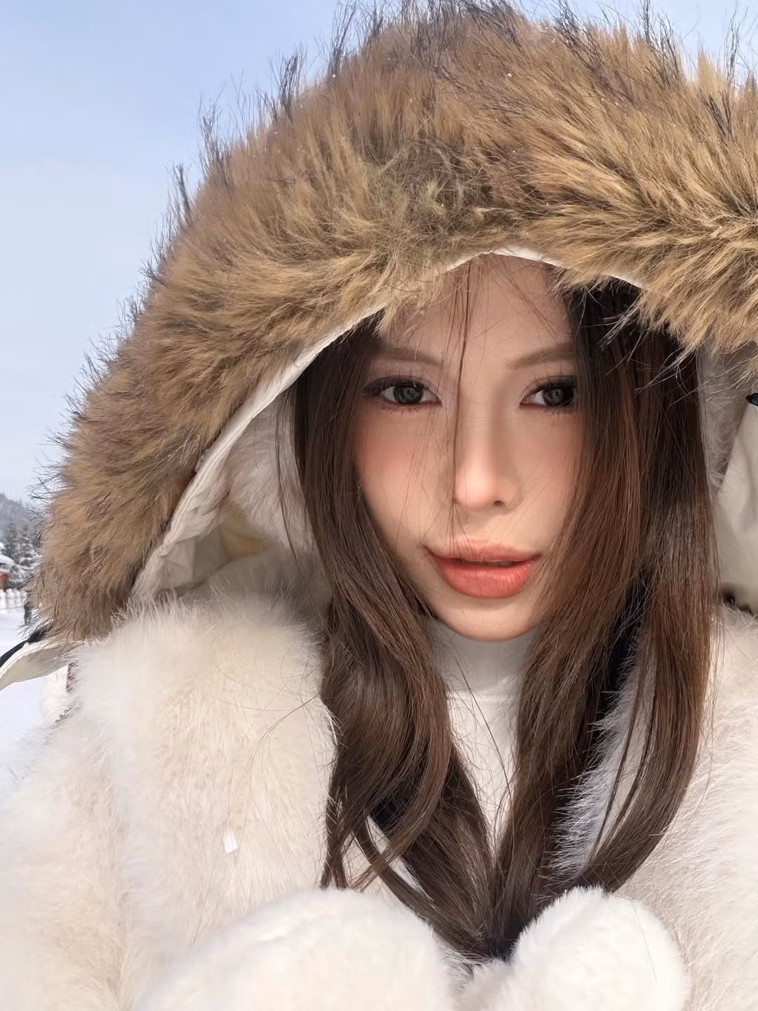 Không chọn những bộ đồ bảo hộ cồng kềnh, Ngân Hà khéo léo khoe trọn đường cong cơ thể với set đồ ôm sát tông màu trắng kem. (Ảnh: IGNV)