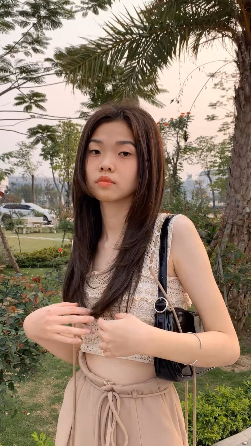 Trong những video được đăng tải, Quỳnh Anh thường xuất hiện với giao diện không make-up, giản dị, thế nhưng mỗi lần lên đồ cô nàng khiến nhiều người phải xuýt xoa với hình ảnh xinh xắn, nữ tính. (Ảnh: FBNV)