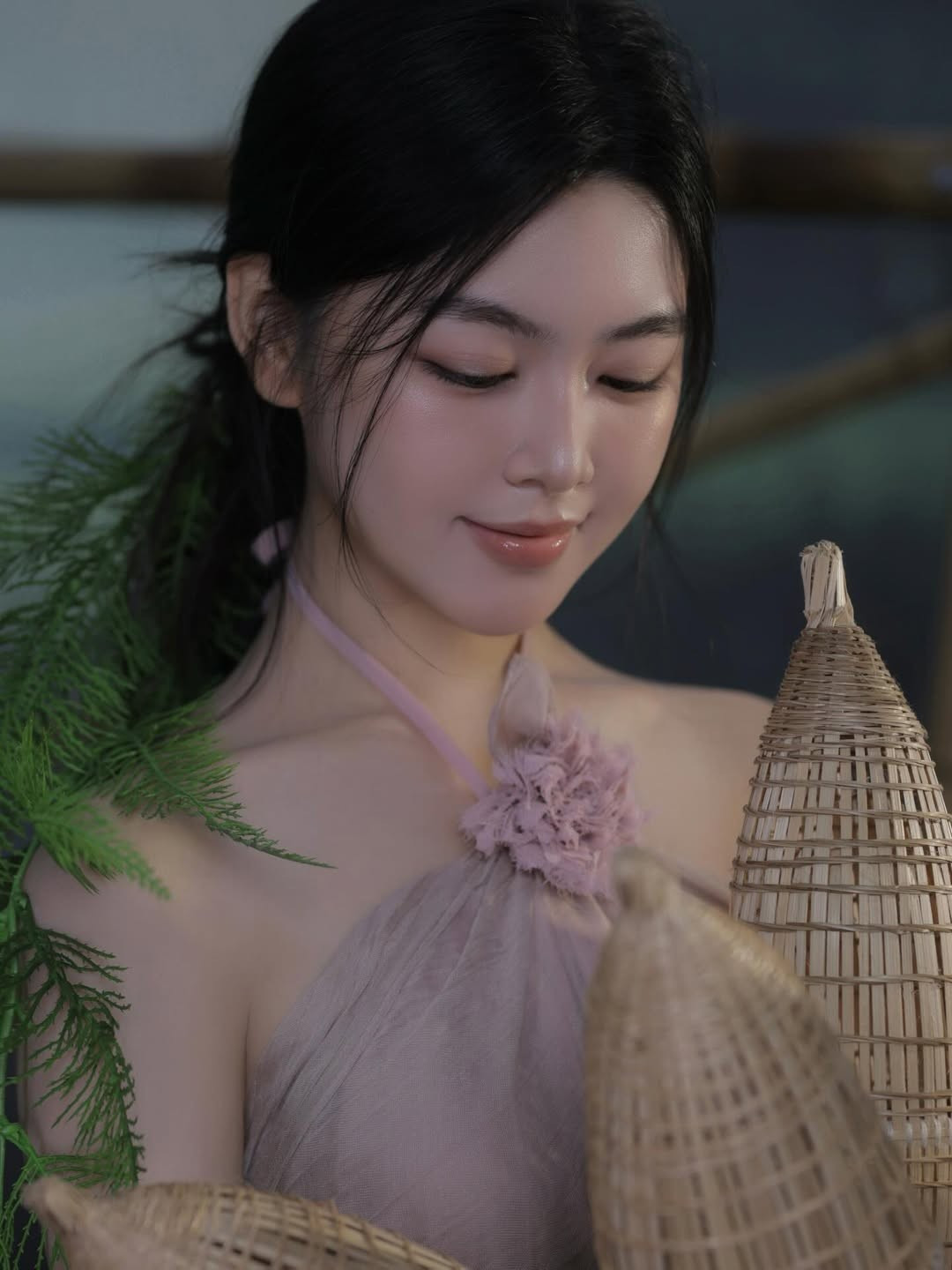 Dù là góc nghiêng hay nhìn trực diện, Lọ Lem đều toát lên vẻ ngọt ngào, dễ mến. Đặc biệt những khung hình cận cảnh khiến người nhìn không thể nào rời mắt. (Ảnh: IGNV)