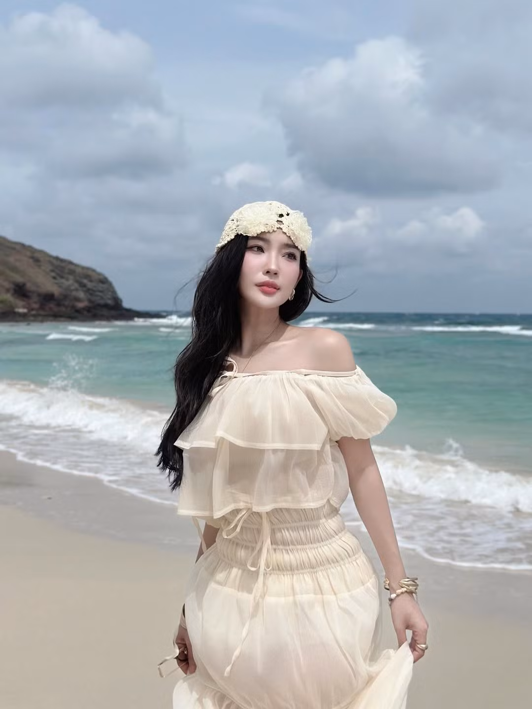 Thiết kế trễ vai tinh tế giúp tôn lên bờ vai thon thả, quyến rũ, trong khi chất liệu voan mỏng manh, bay bổng lại càng khiến cô thêm phần mong manh, thoát tục. (Ảnh: IGNV)