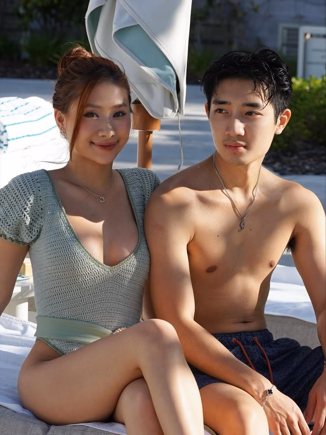 Cả hai không ngần ngại thể hiện tình cảm thân mật, từ những cái ôm sát, ánh mắt yêu thương khi ngồi cạnh nhau bên hồ bơi, đến khoảnh khắc cùng nhau trò chuyện vui vẻ tại quầy bar. (Ảnh: IGNV)