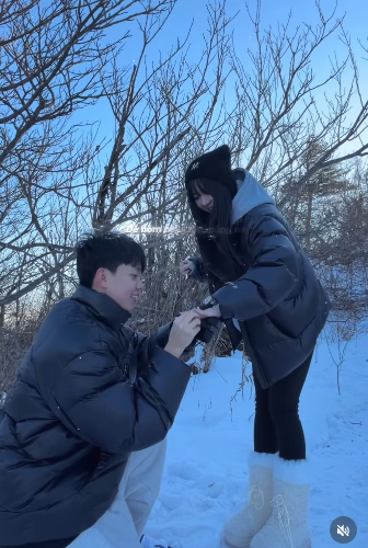 Đặc biệt khoảnh khắc cô nàng Kim Chung hạnh phúc vỡ òa, tháo găng tay "quăng" sang một bên để bạn trai đeo nhẫn khiến nhiều người vô cùng thích thú, thậm chí những người bạn thân thiết với cô nàng như hot girl Quỳnh Alee cũng tranh thủ cosplay lại hành động đáng yêu này. (Ảnh: IG @kimchunqg)