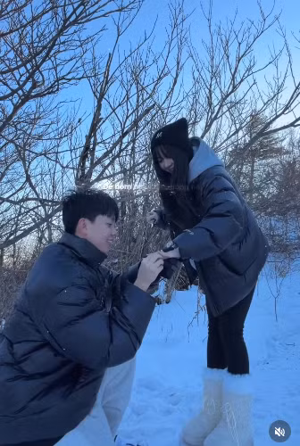 Đặc biệt khoảnh khắc cô nàng Kim Chung hạnh phúc vỡ òa, tháo găng tay "quăng" sang một bên để bạn trai đeo nhẫn khiến nhiều người vô cùng thích thú, thậm chí những người bạn thân thiết với cô nàng như hot girl Quỳnh Alee cũng tranh thủ cosplay lại hành động đáng yêu này. (Ảnh: IG @kimchunqg)