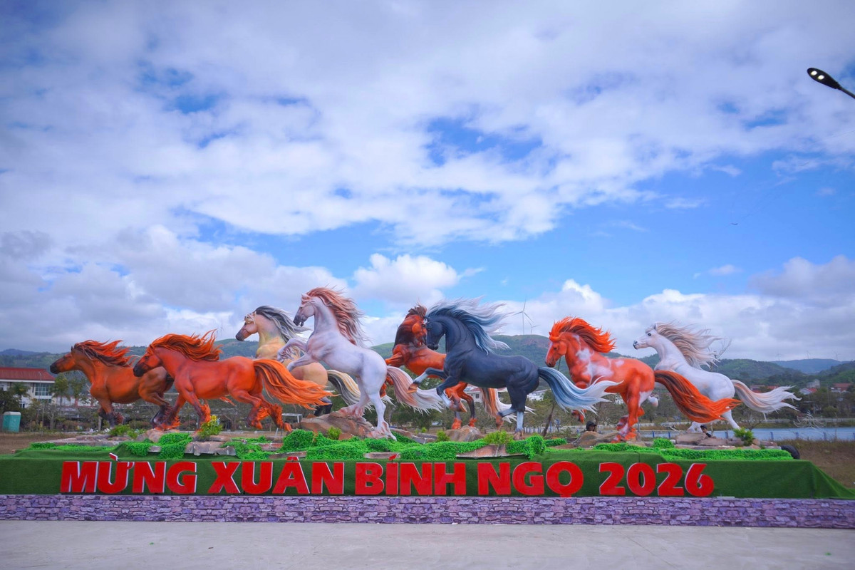 Năm nay, "đường đua" linh vật Tết tại Việt Nam gọi tên Quảng Trị với một diện mạo đầy mạnh mẽ và bứt phá. Quảng Trị chào đón Tết Bính Ngọ 2026 bằng cụm biểu tượng "Bát Mã Truy Phong" đầy ấn tượng, trở thành tâm điểm thu hút hàng nghìn bạn trẻ và du khách đến tham quan. (Ảnh: Trúc Dương)
