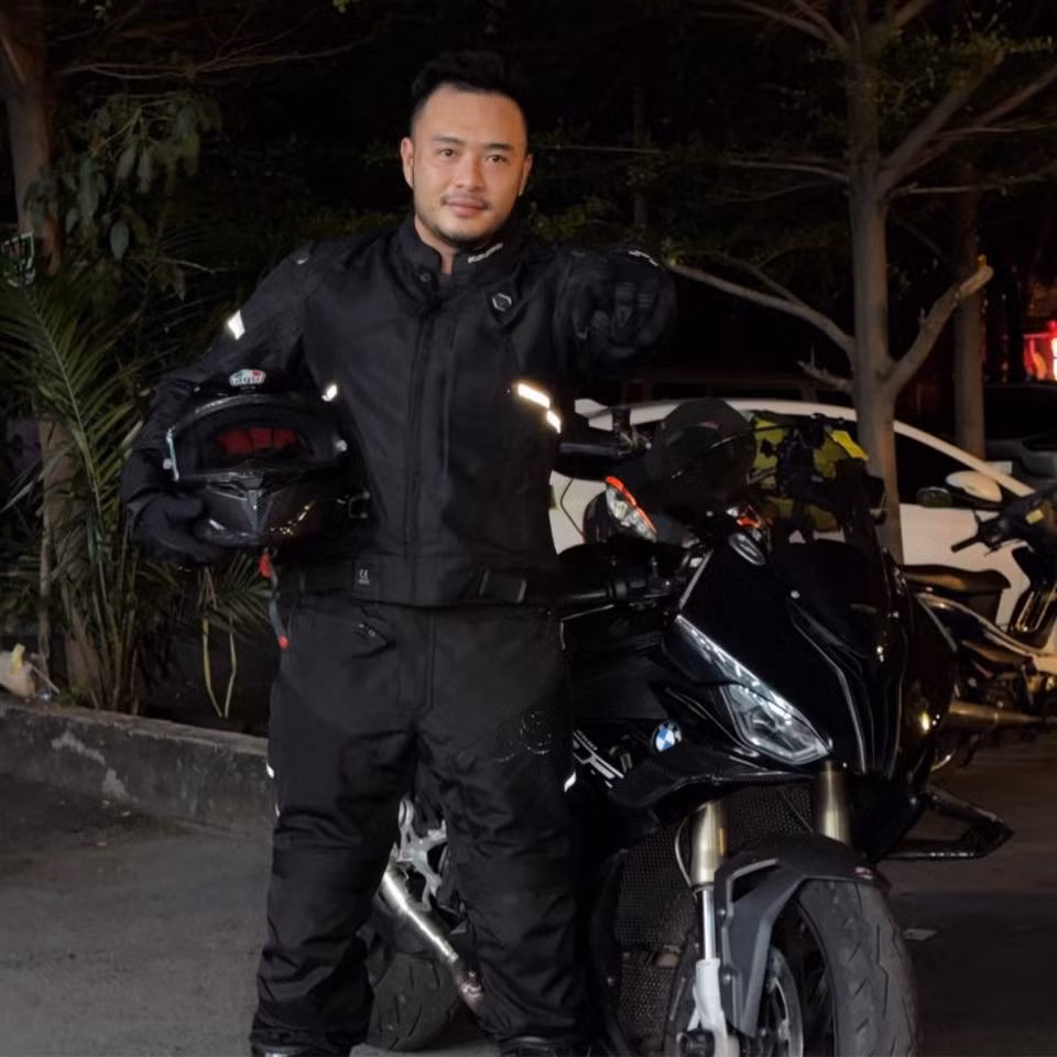 Bên cạnh đó, nhiều người cũng thể hiện sự "nghi ngờ" với bài thông báo cưới vợ của Khuyến Dương: "Đích thị là hôn nhân chính trị", "cô lừa chúng tôi", "chị kết thúc 1 năm drama vậy đó hả".