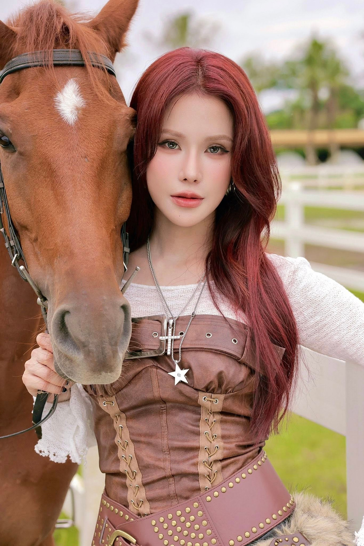 Diệp Lâm Anh, nữ ca sĩ, diễn viên và người mẫu sinh năm 1989, lại khiến cộng đồng mạng trầm trồ khi tung ra loạt ảnh đầy ấn tượng với phong cách cao bồi. (Ảnh: IGNV)