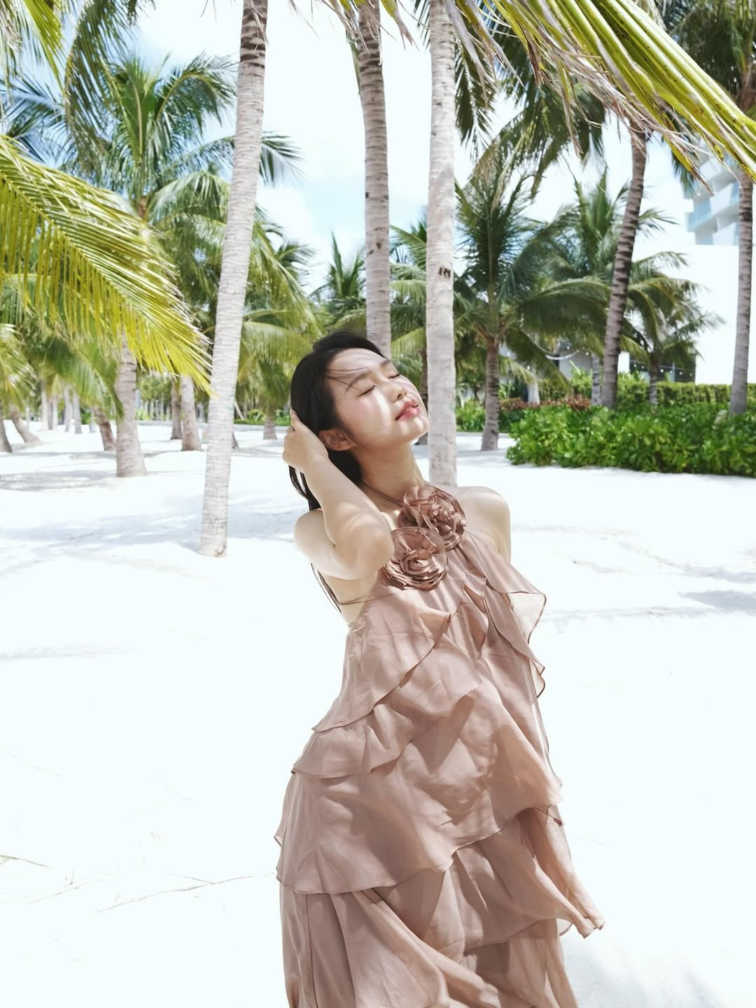 Bộ ảnh lần này của Doãn Hải My không chỉ thể hiện gu thời trang tinh tế, mà còn cho thấy thần thái tự tin, tràn đầy sức sống.